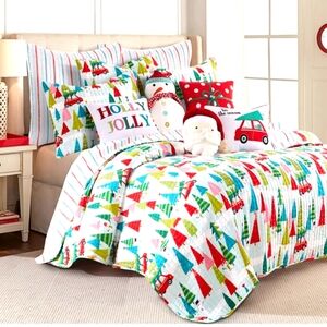 LEVTEX JOLLY HOLLY QUILT SIZE KING NWT